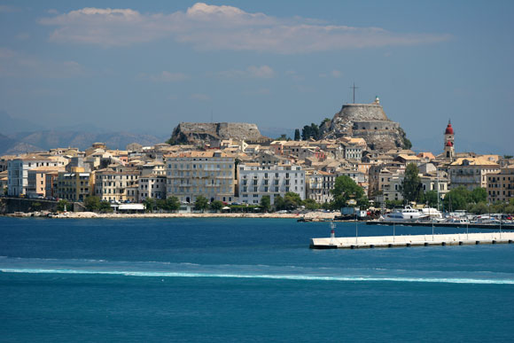 La ville de Corfou en Grèce vue de la mer